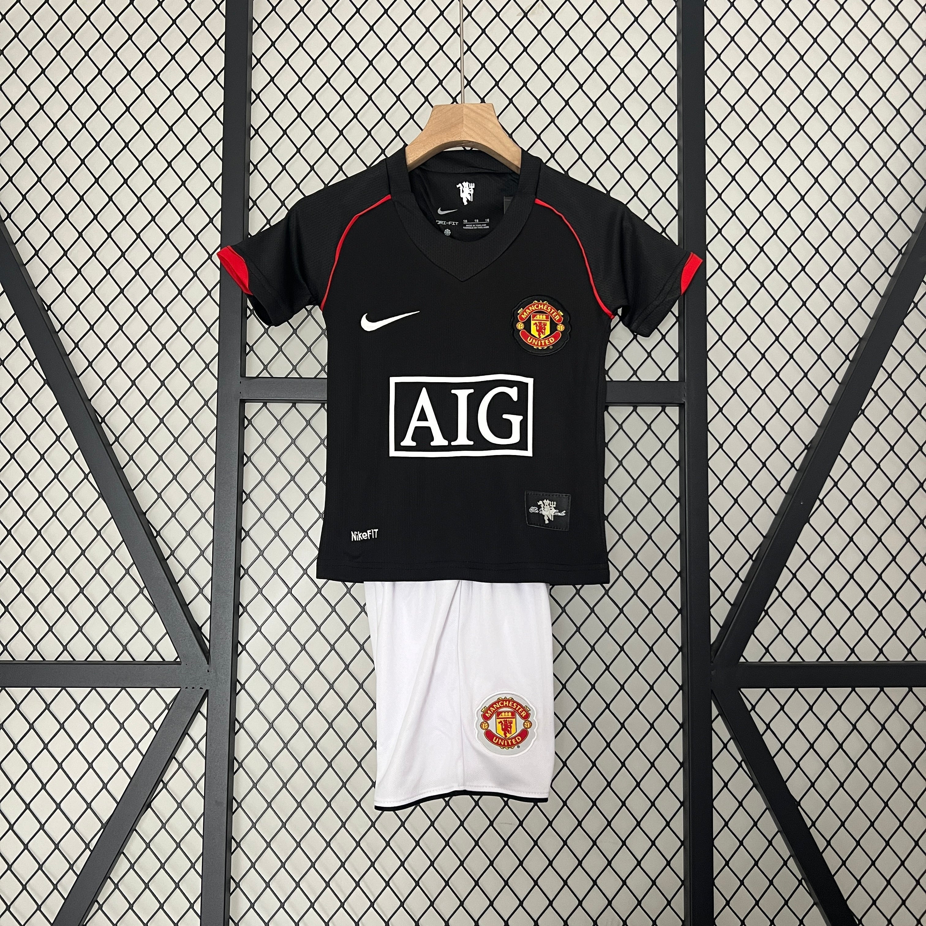 JERSEY MANCHESTER UNITED BLACK 07/08 KIDS KIT (RETRO)
