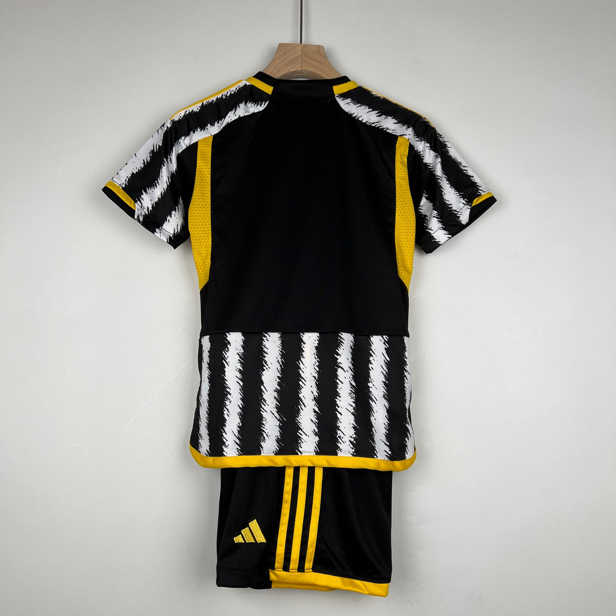 JUVENTUS I 23/24 KIDS KIT