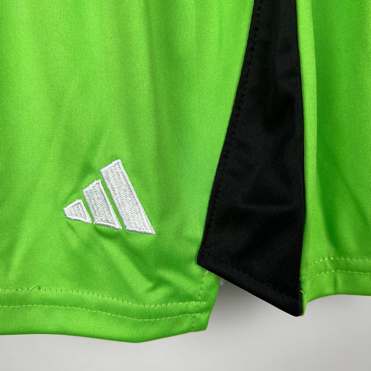 REAL MADRID GOALKEEPER/GOALKEEPER I 23/24 KIDS KIT